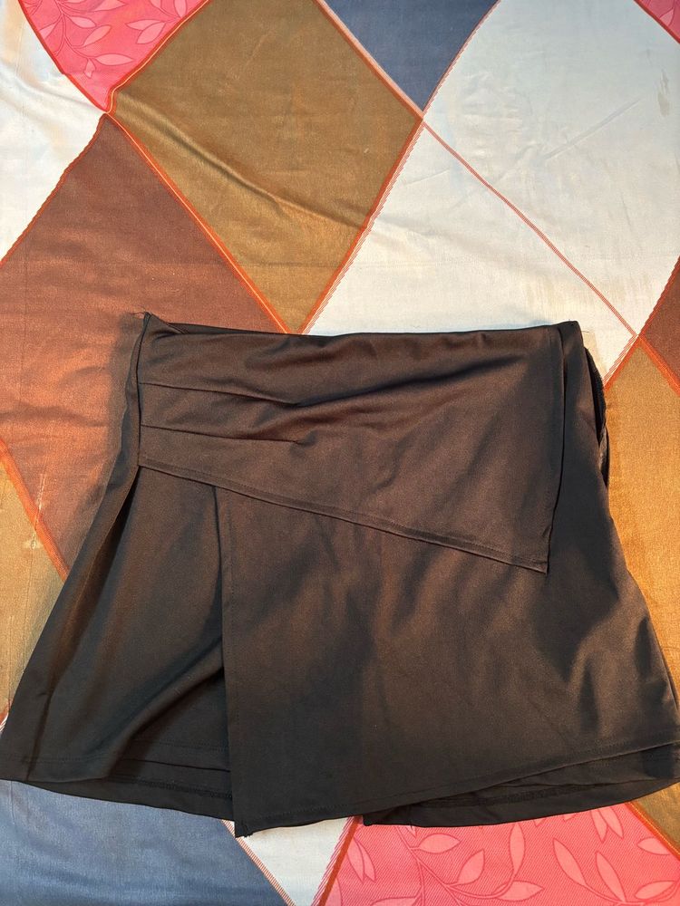 Stylish Black Pleated Skirt