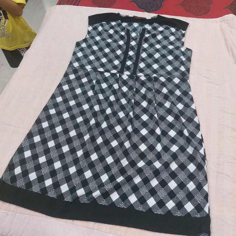 Chic Black &amp; White Gingham Dress