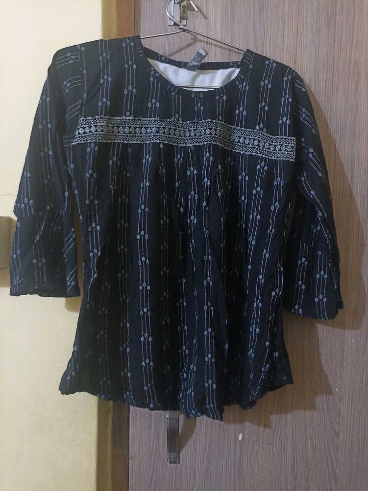 Price🔽Black Casual Top🖤