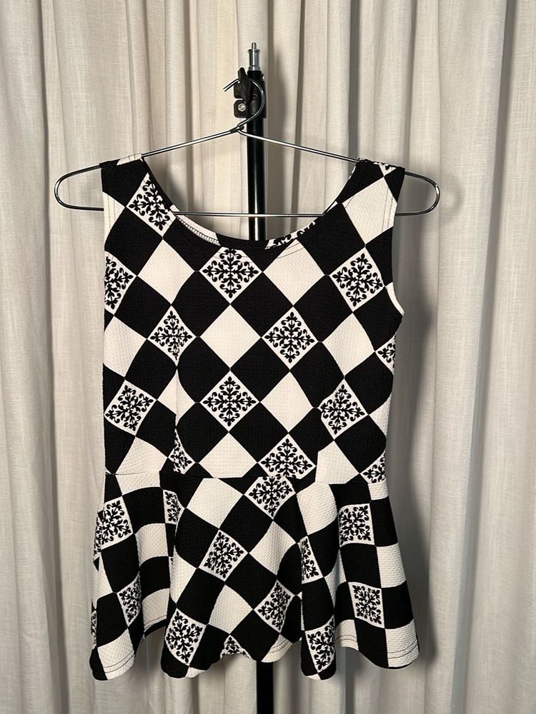 Chic Black &amp; White Peplum Top