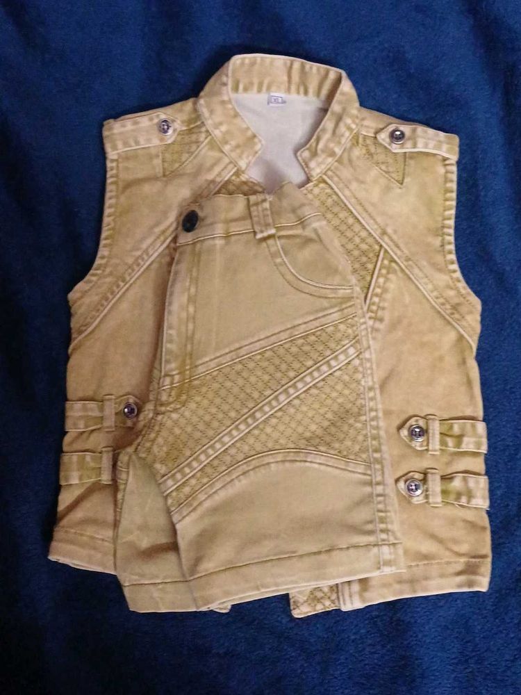 Stylish jacket and shorts set