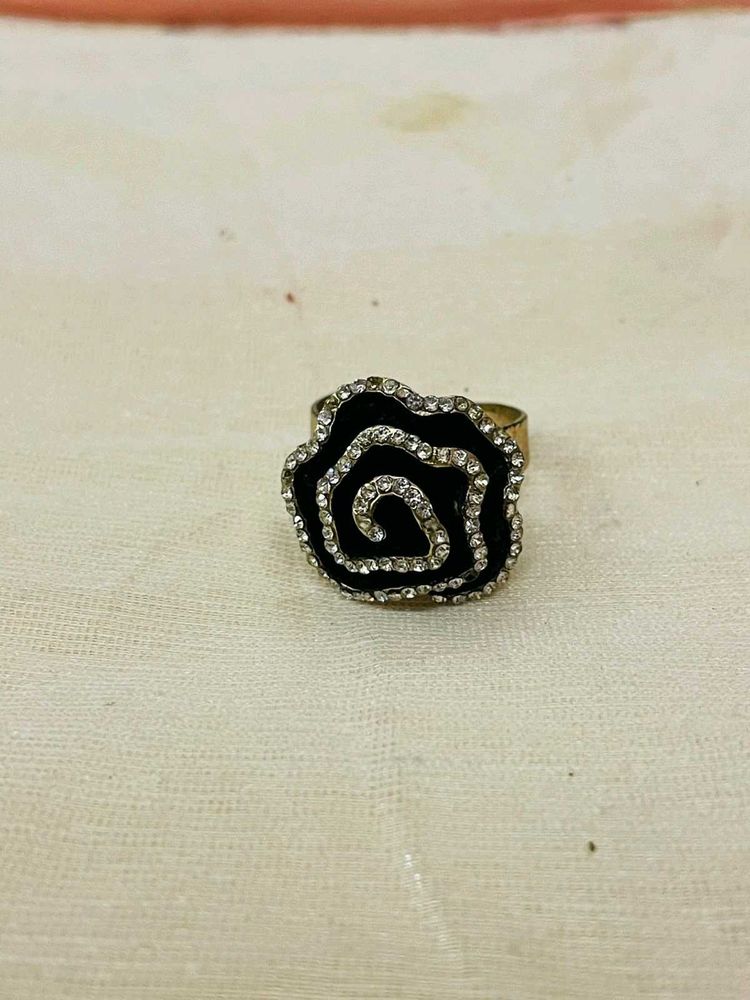 Chic Rose Ring with Rhinestones