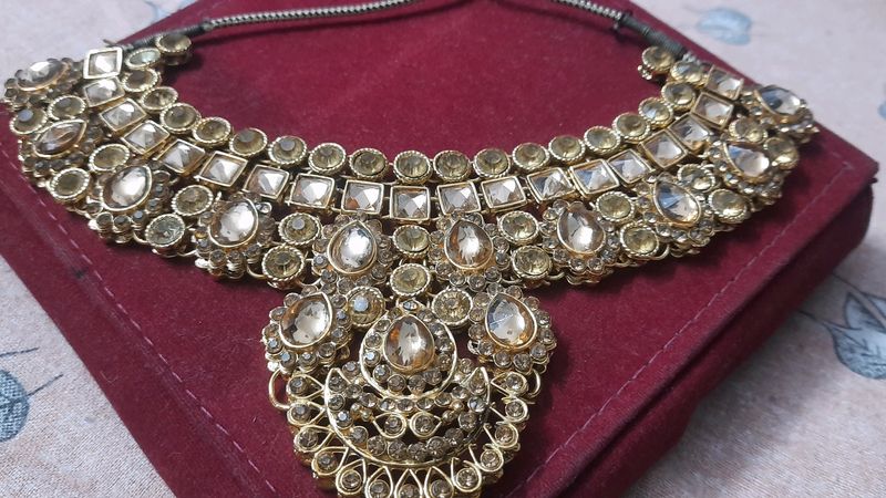Golden Nacklace With Earing And Maang Tika