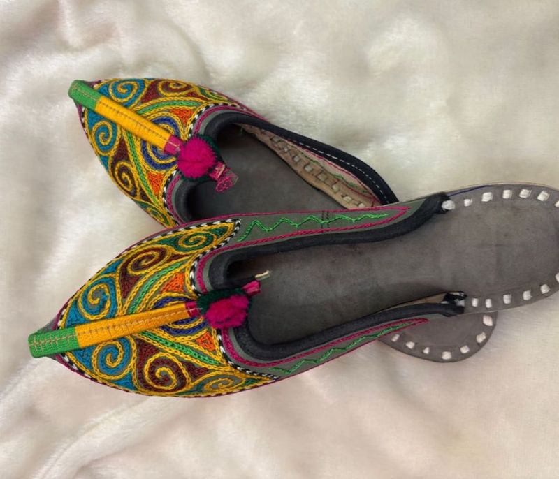 Embroidered Juttis