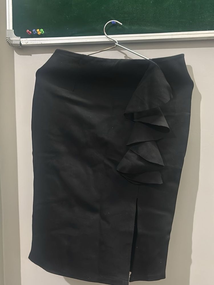 Chic Black Ruffle Skirt with a Slit