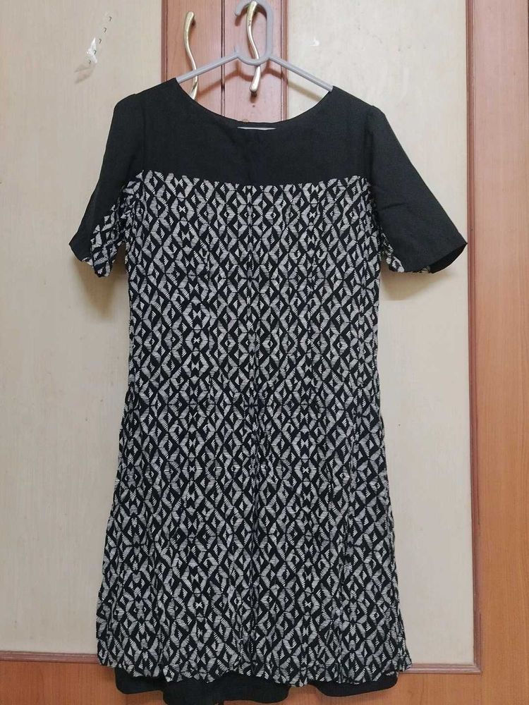 Chic Black &amp; White Geometric Dress