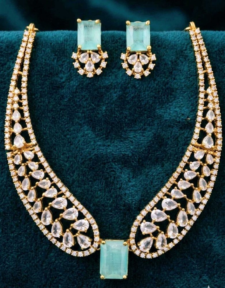 Stunning Emerald &amp; Diamond Necklace Set