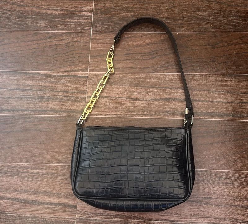IMPORTED THRIFTED Black Croc Embossed Shoulde