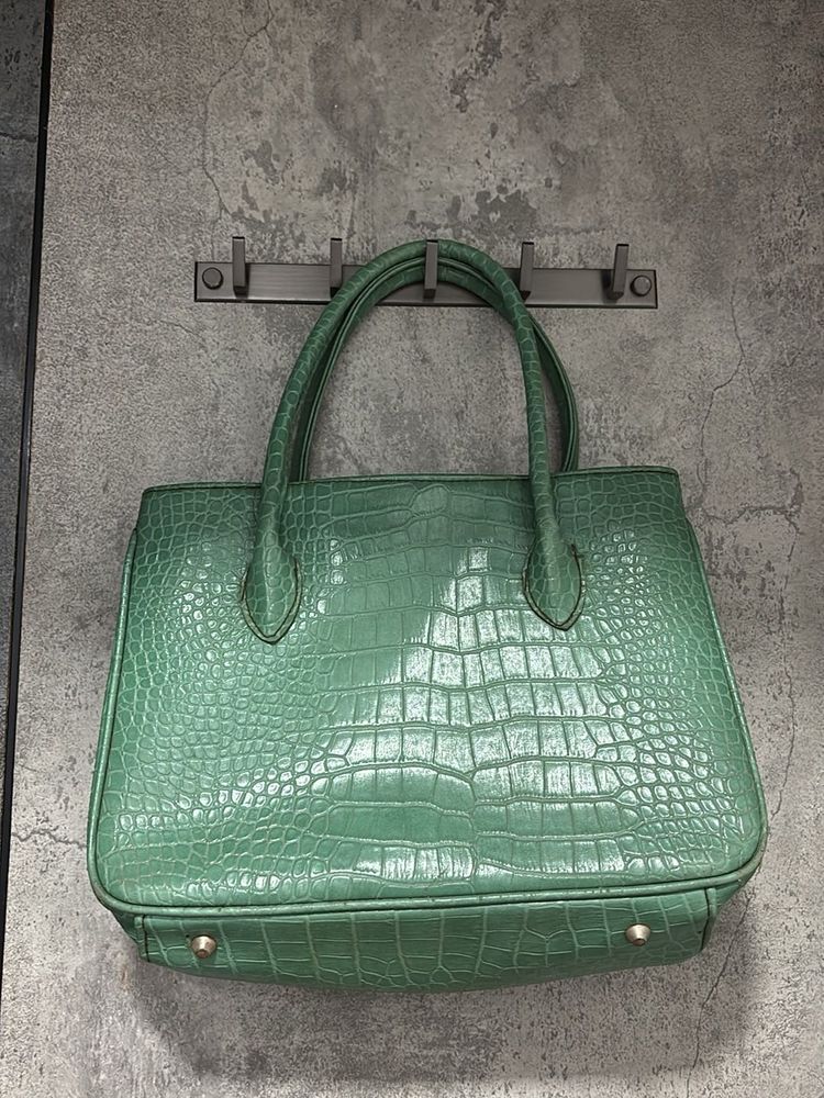 Chic green Handbag 👜