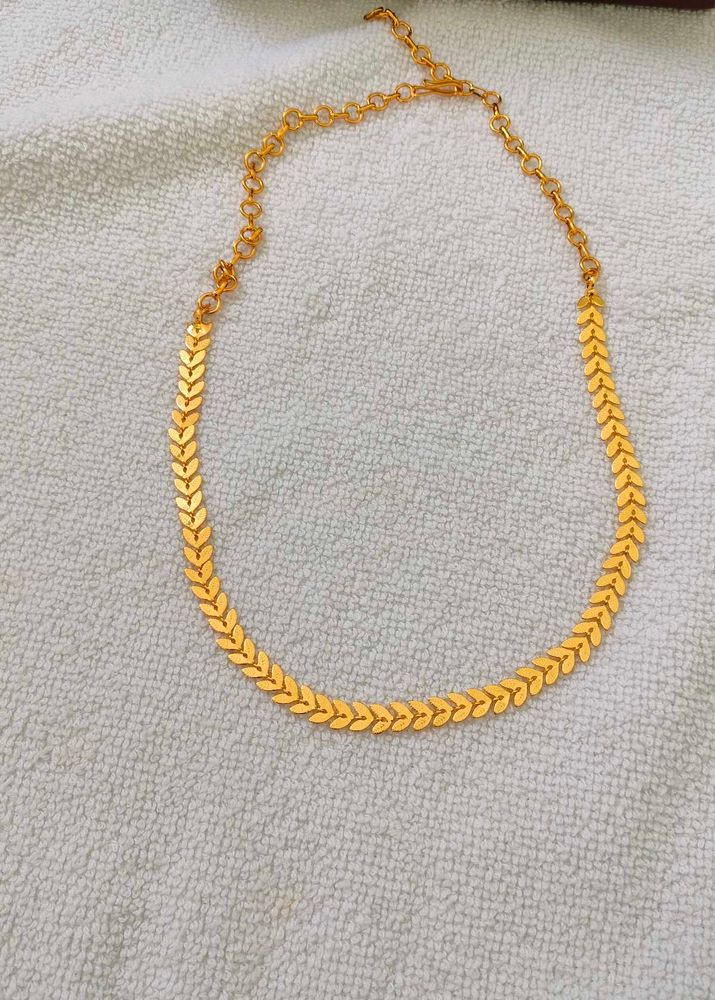 Elegant Gold Leaf Pattern Necklace
