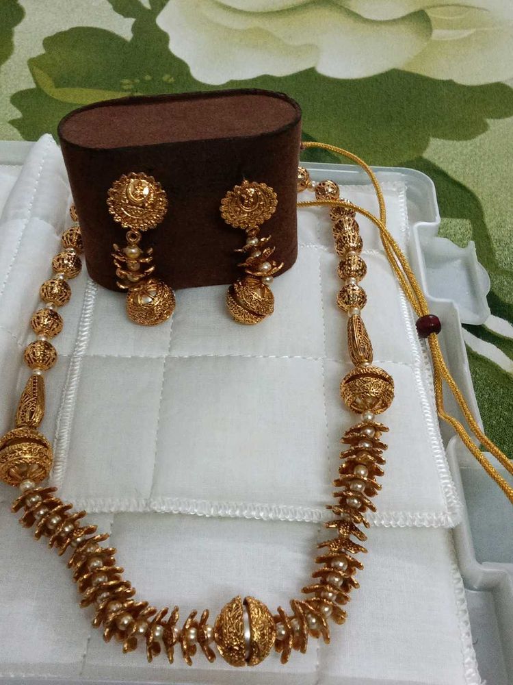 Elegant Gold-Tone Necklace &amp; Earring Set