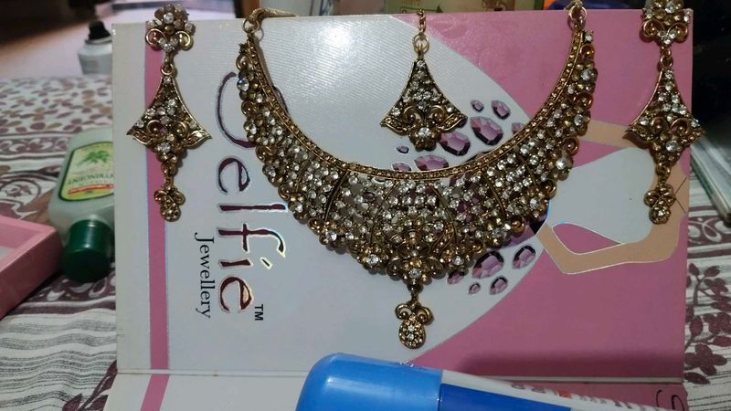 Exquisite Kundan Necklace and Earring Set