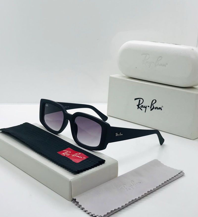 Ray-Ban Sunglasses - Stylish &amp; Chic