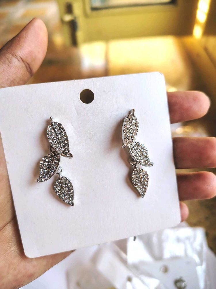 Savana Sparkling Leaf Dangle Earrings