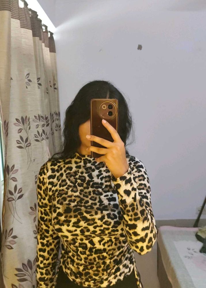 Leopard Print Ruched Long Sleeve Top