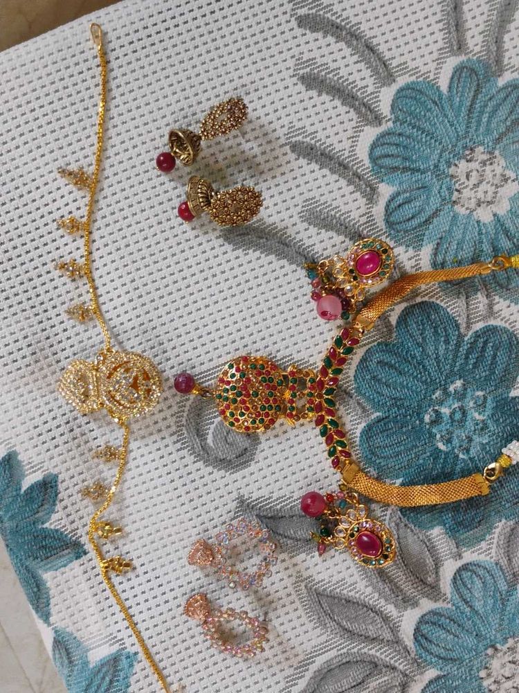 Maang Tikka with Gold Finish and neck se