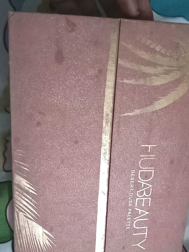 amazing huda beauty eyeshadow palette