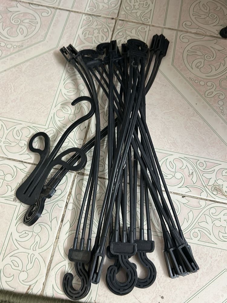 pot  of 8 Black Plastic Hangers