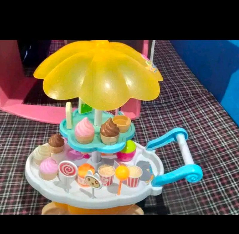 Ice Cream Parlour With Music &amp; Light