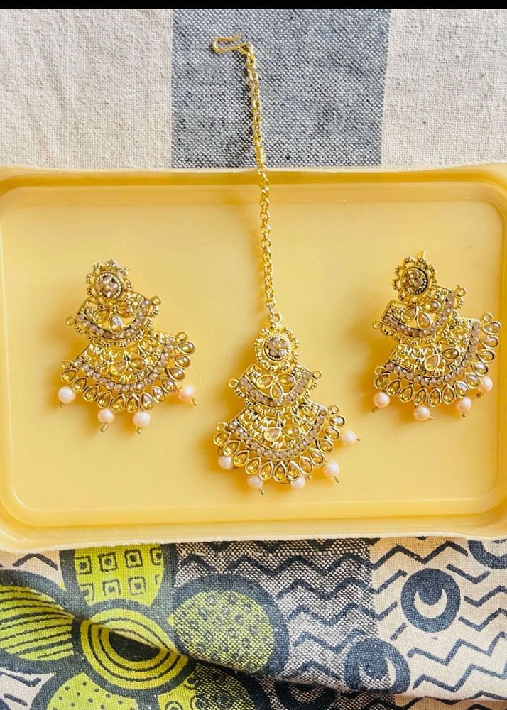 Gold jhumka earrings with maangtikka