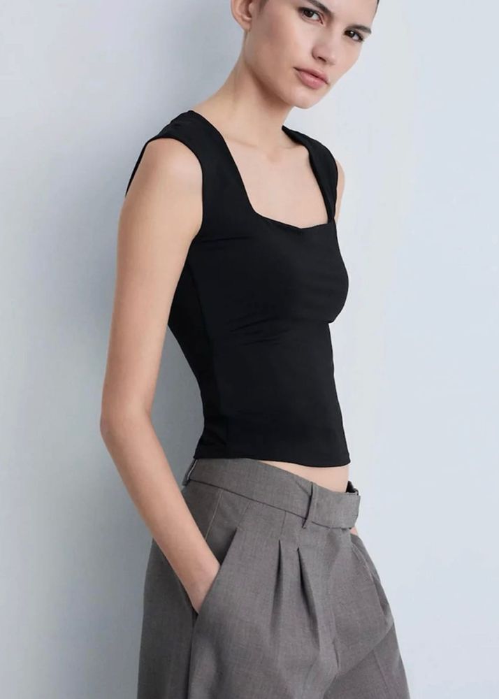 Square-neck fitted crop top