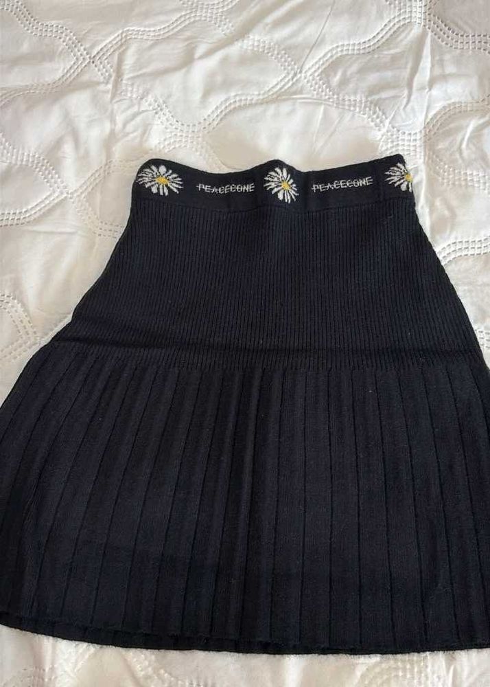 Black Daisy Print Pleated Skirt