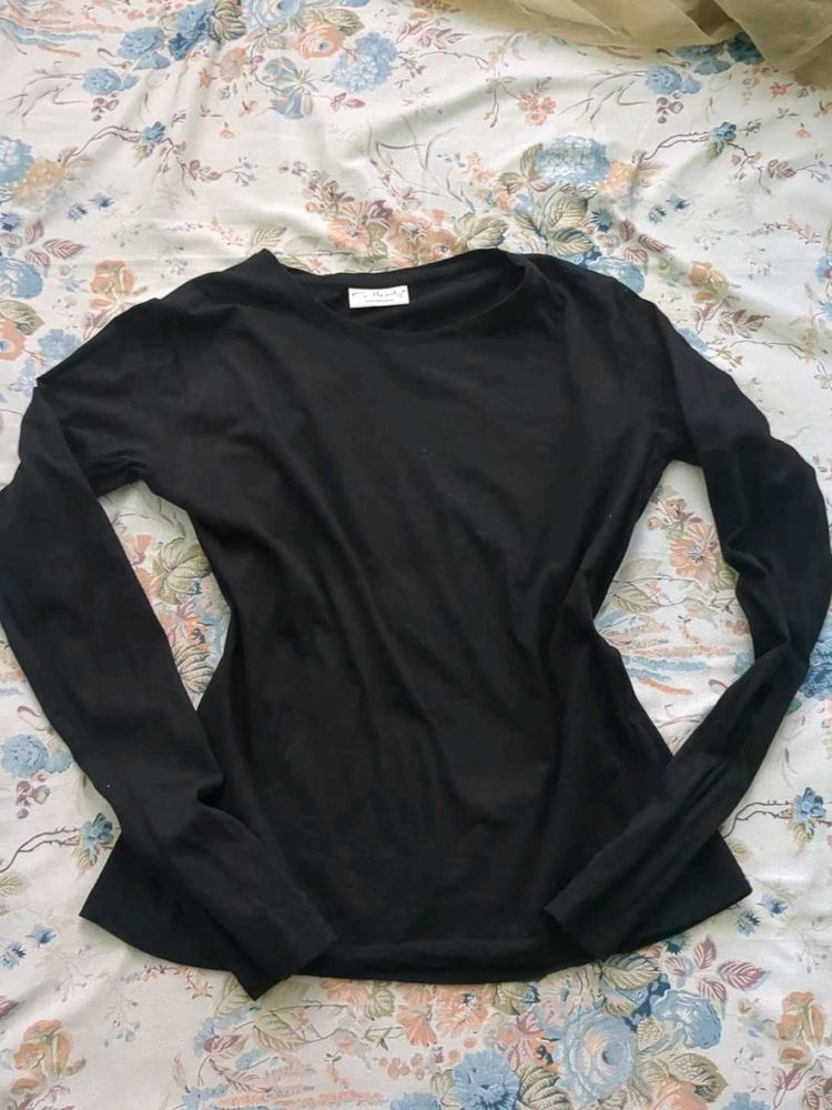 Gym top with thumbholes
