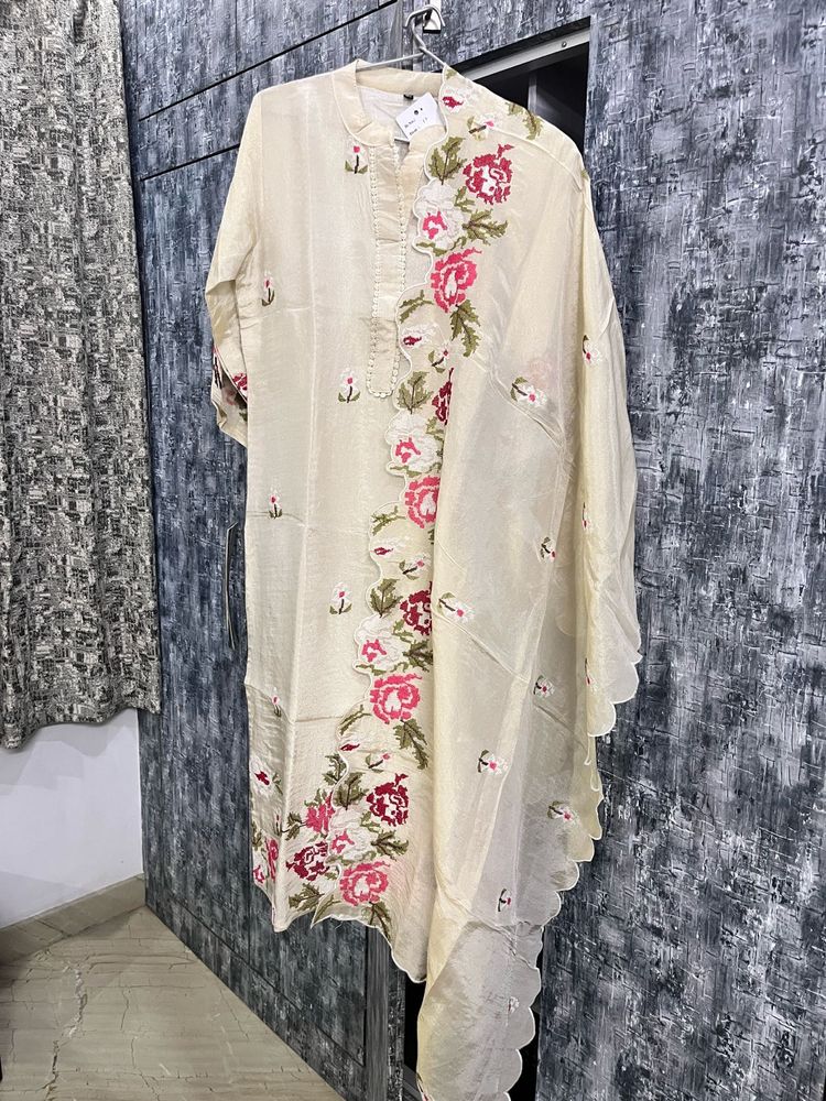 Elegant Cream Kurta Set with Floral Embroidery