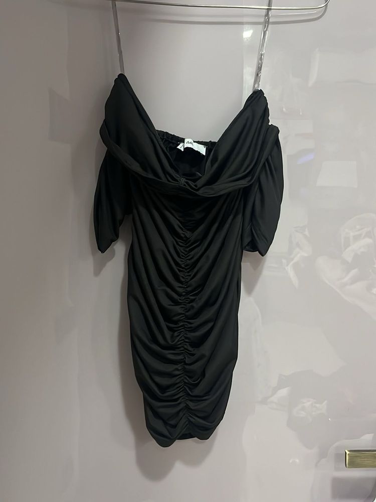 Bodycon - off/cold shoulder black dress