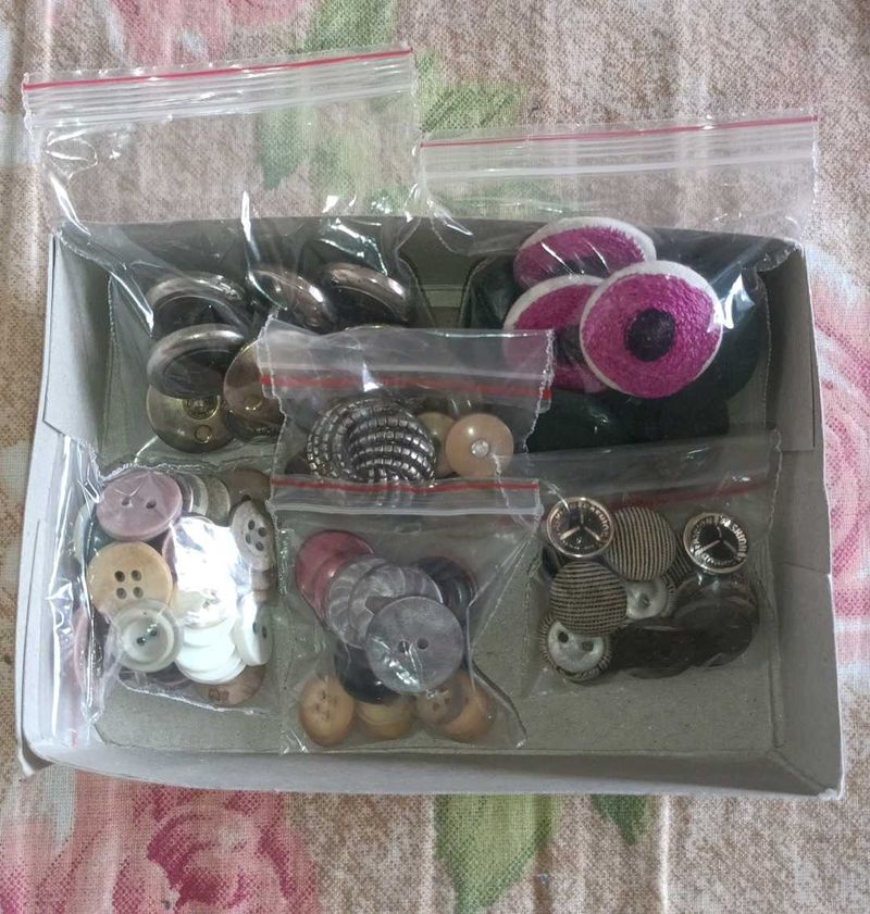 109 pieces of Assorted Craft Buttons