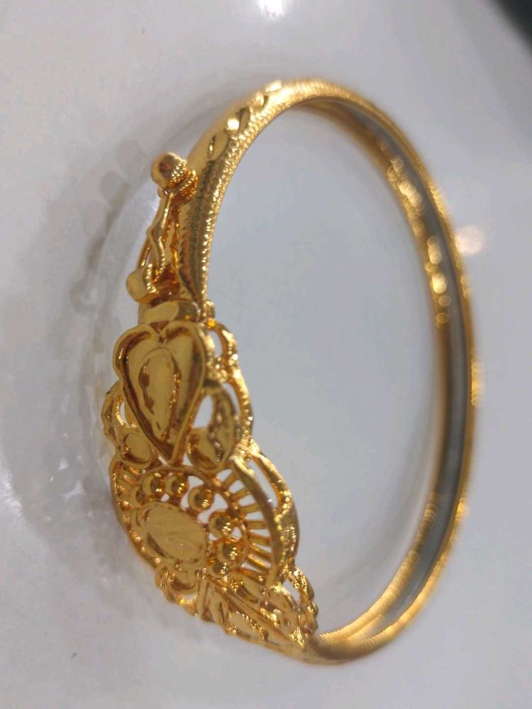Elegant Gold Bangle