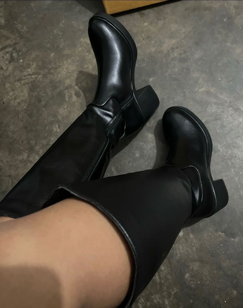 Chic Black Knee-High Boots
