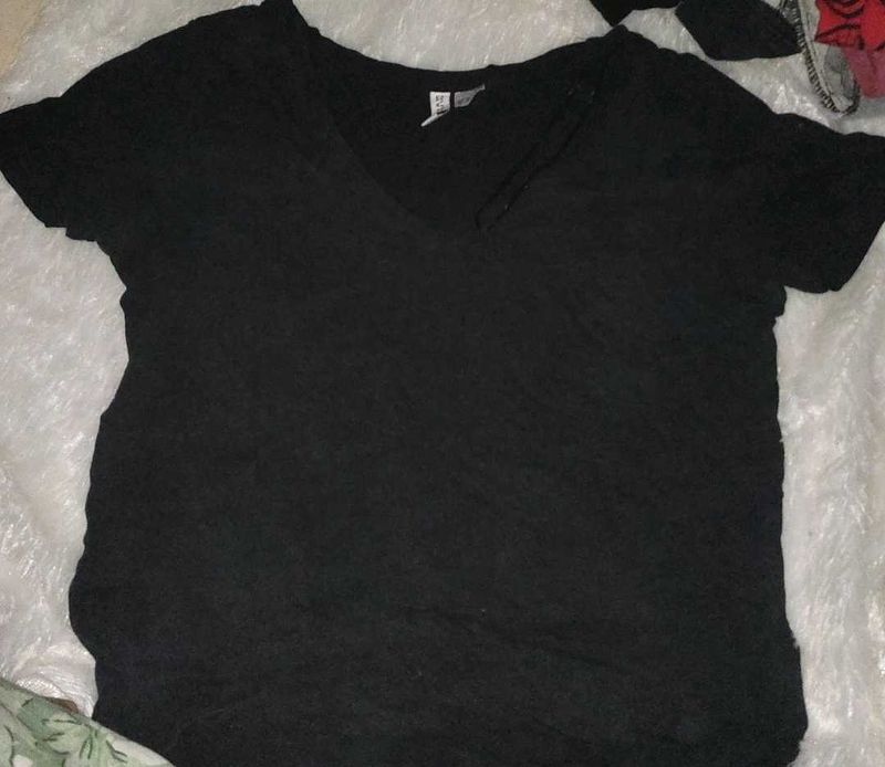 H&amp;M Black V-Neck Tee  (size -xs)
