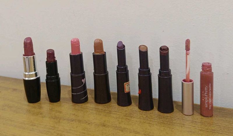 Lot of 8 Lipsticks &amp; Lip Gloss-Nail paints Free