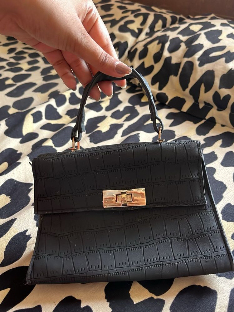 Chic Black Croc-Embossed Handbag