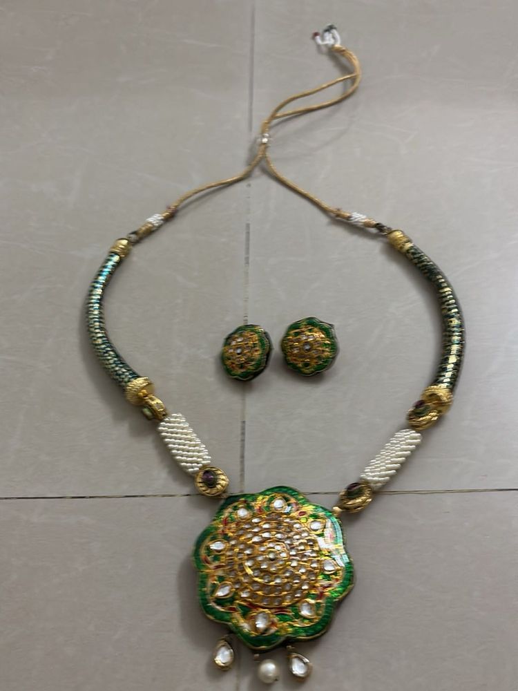 Meenakshi moti Kundan set