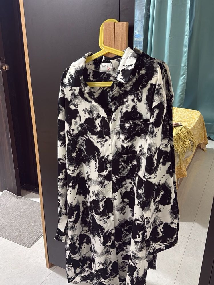 Stylish Black &amp; White Swirl Print Shirt Dress