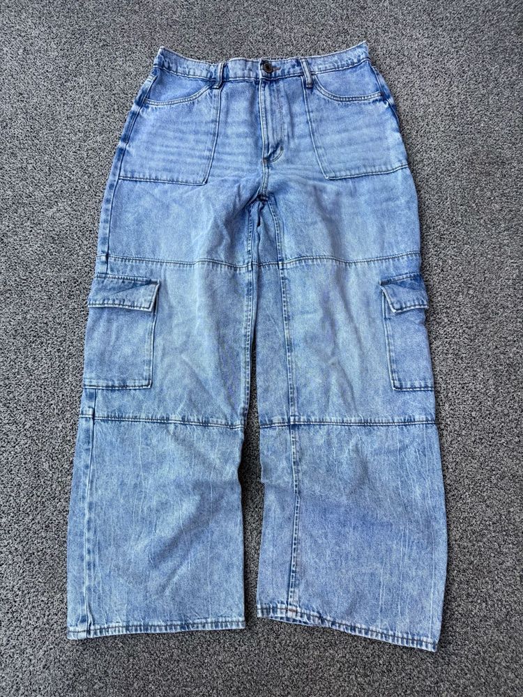 Trendy Light Wash Cargo Jeans