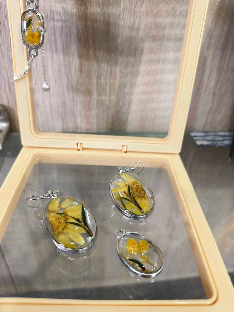 Dried Flower Resin Earrings with pended and bresle