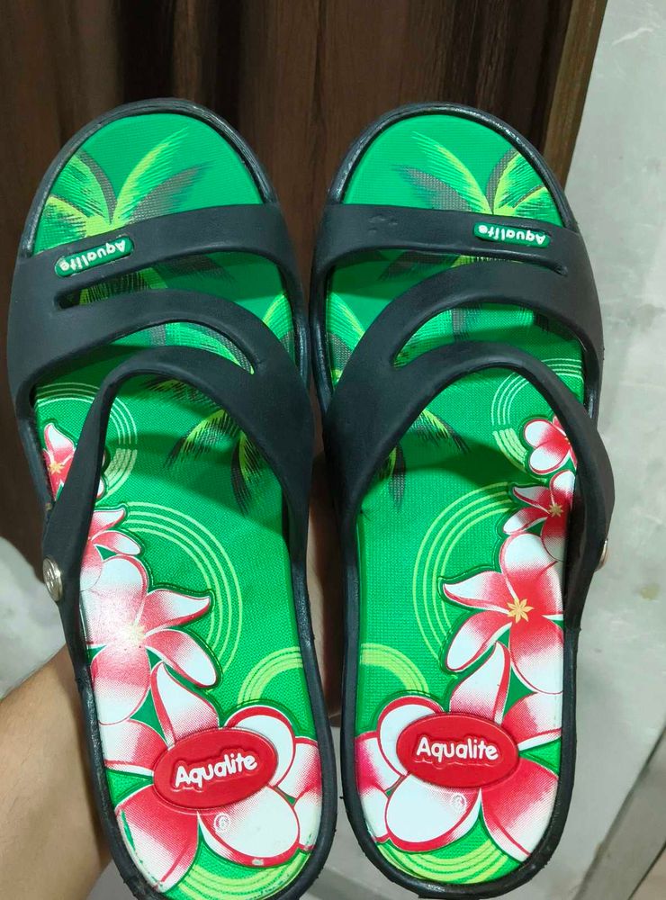 Aqualite Flip-Flop slipper.  size 6