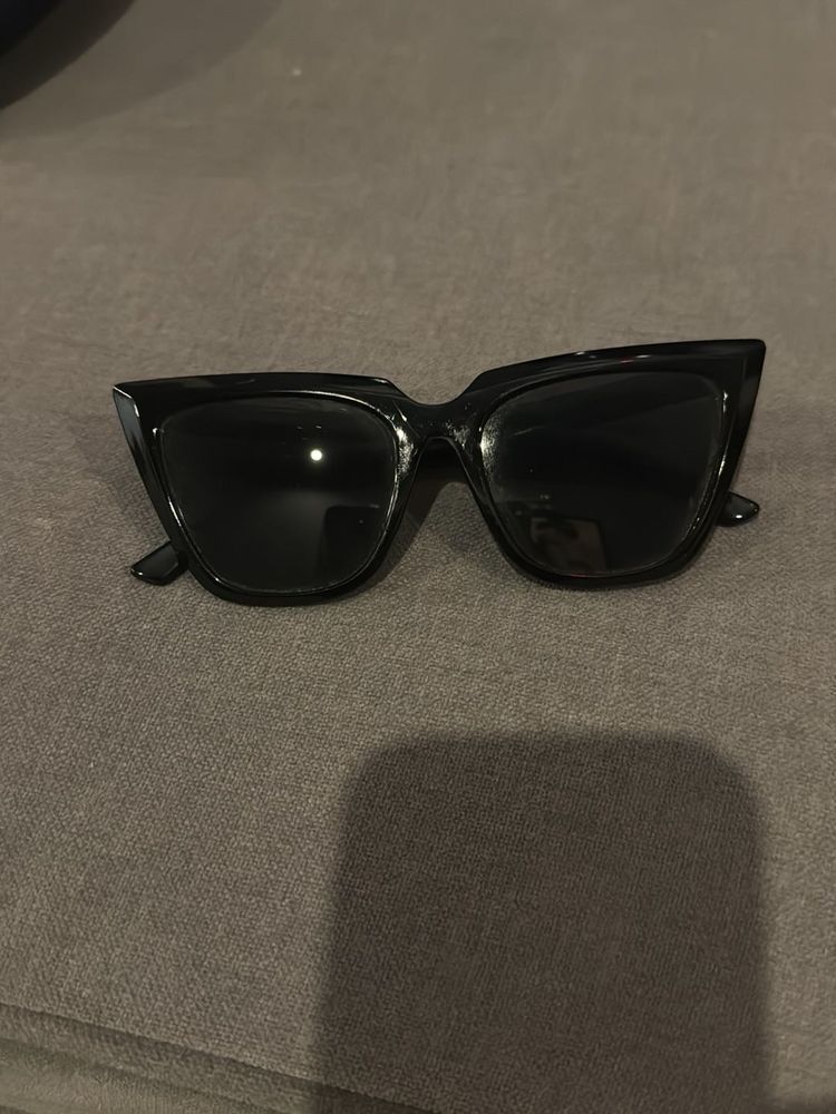 Chic Black Cat-Eye Sunglasses