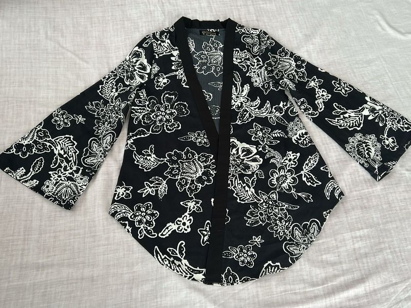 Chic Black &amp; White Floral Kimono Jacket