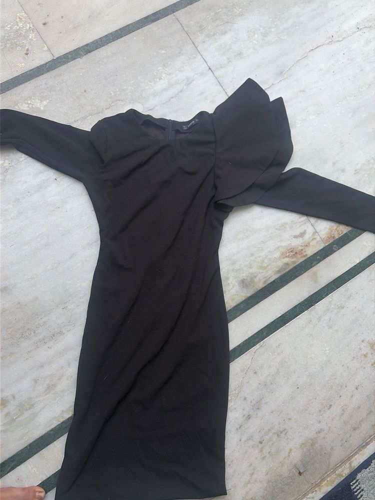Chic Black Dress with Statement Sleeves
