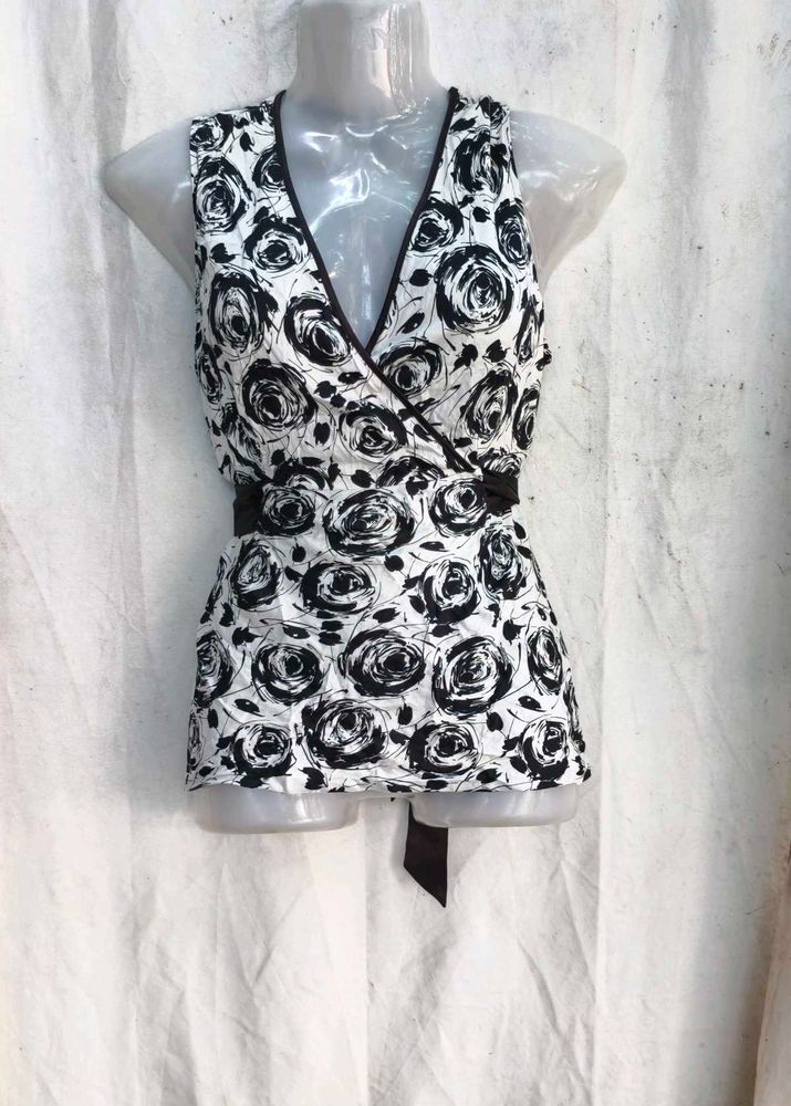 11249. Black &amp; White Floral Wrap Top