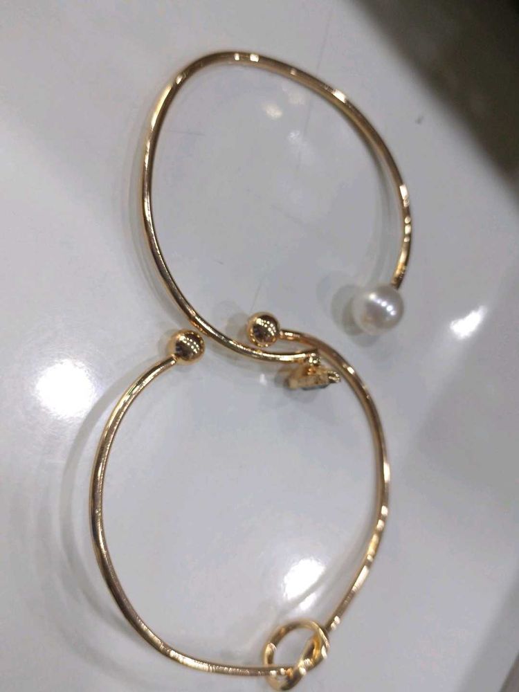 Elegant Gold-Tone Bangle with Pearl Accent
