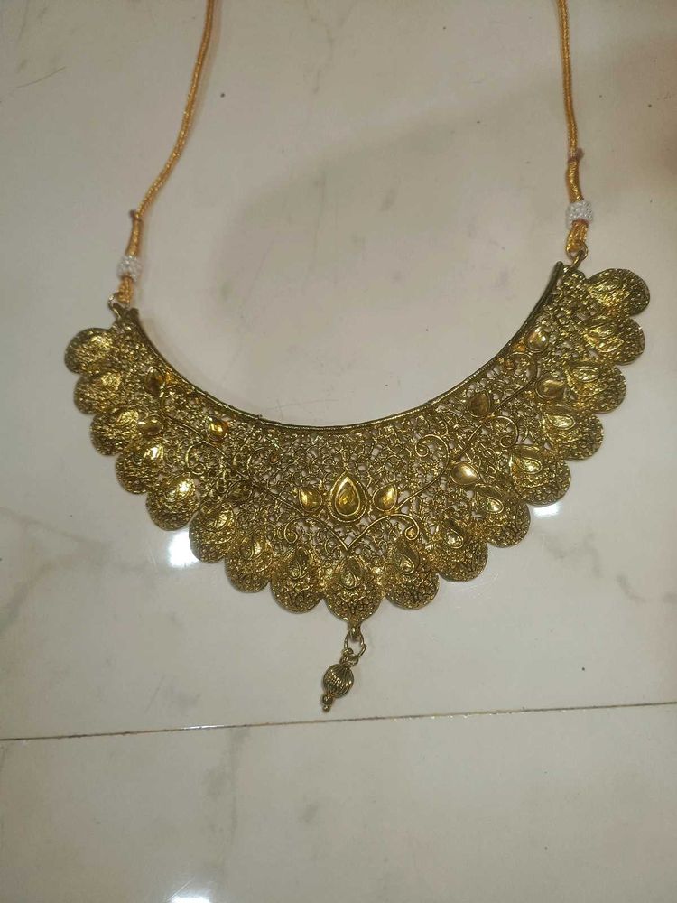 Exquisite Gold Necklace Set