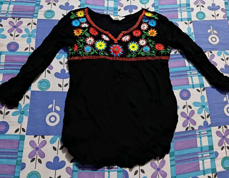❗️Free Delivery ❗️Beautiful Embroidery Top🖤