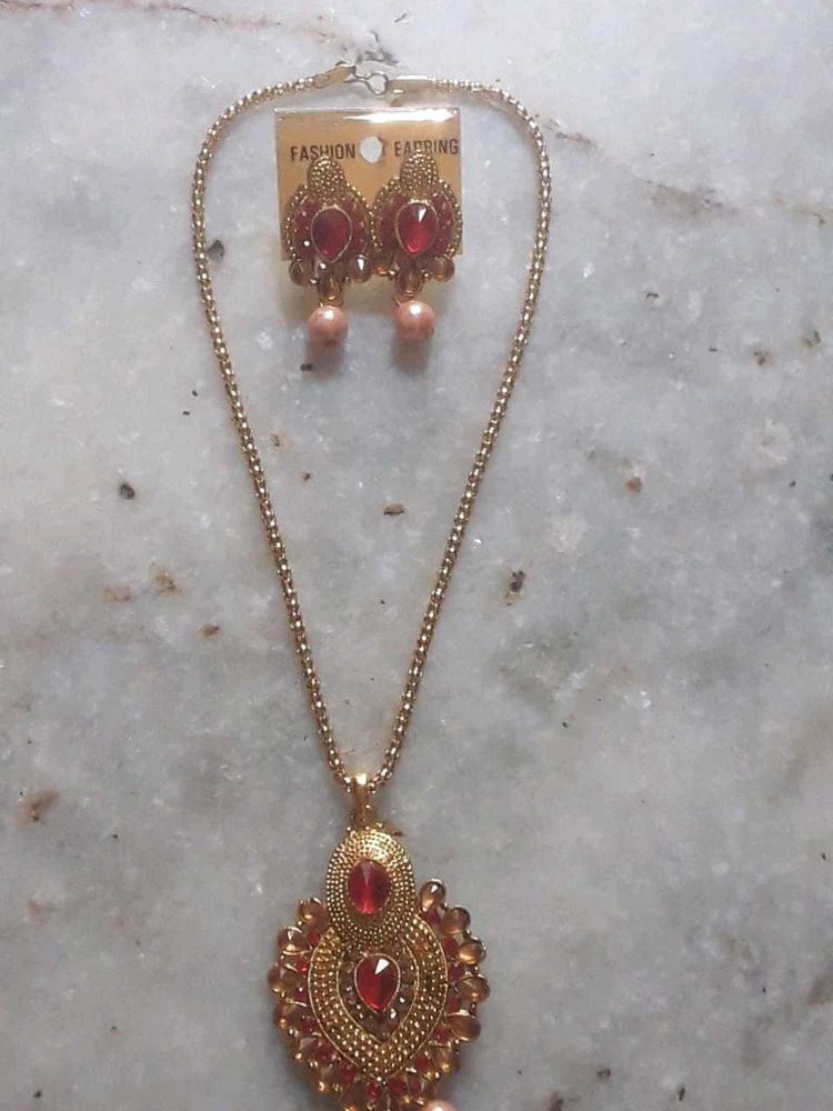 Gold Tone Necklace &amp; Earrings Set
