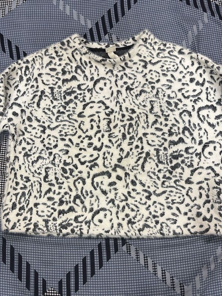 white abd black cheetah print sweatshirt