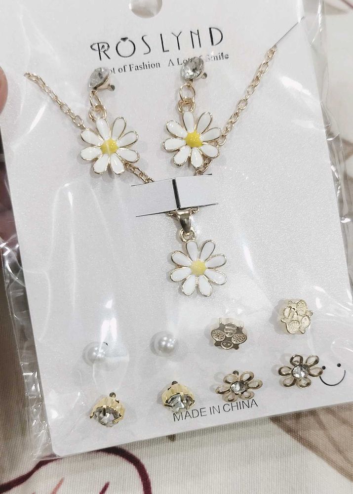 Daisy Flower pendant Set with 4 pairs of studs